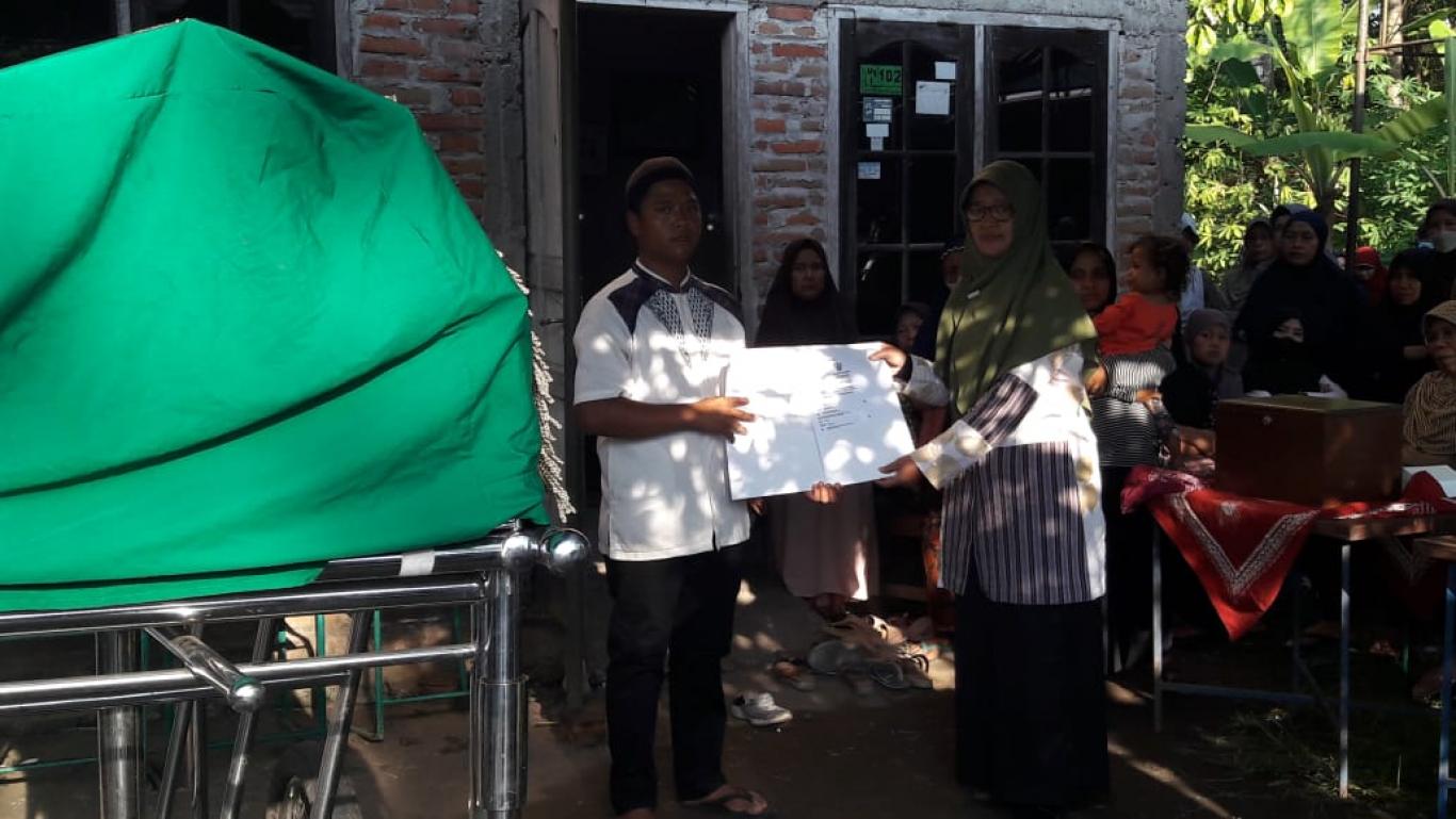 Penyerahan Akta Kematian Atas Nama Sutaka