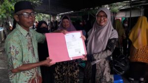 Penyerahan Akta Kematian Atas Nama H. Zaini Singojayan